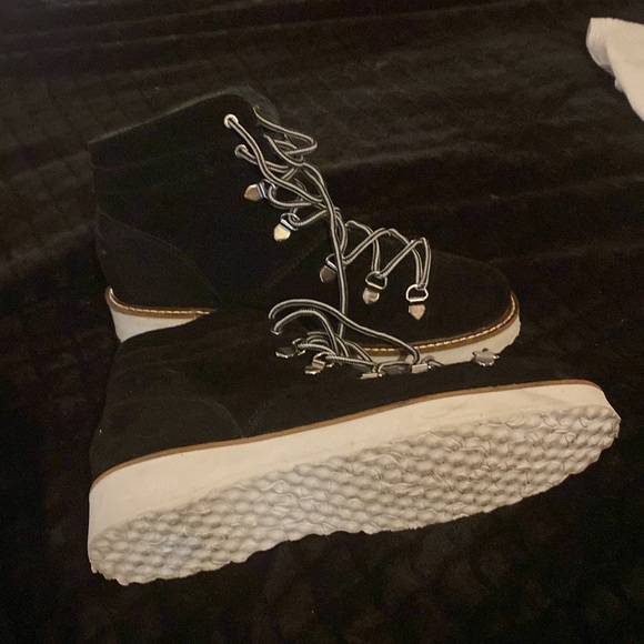 New only worn once Black Roxy Alpine collection size 7.5 - Picture 3 of 3